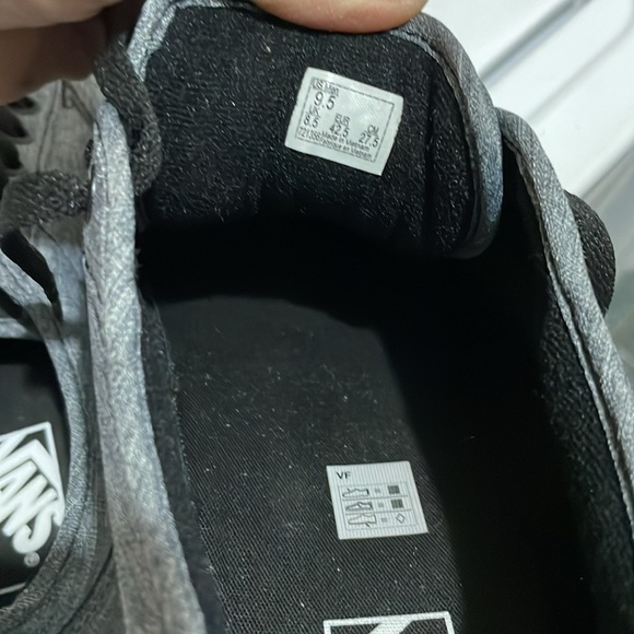 Vans Shoes size 9 mens. - Picture 4 of 5